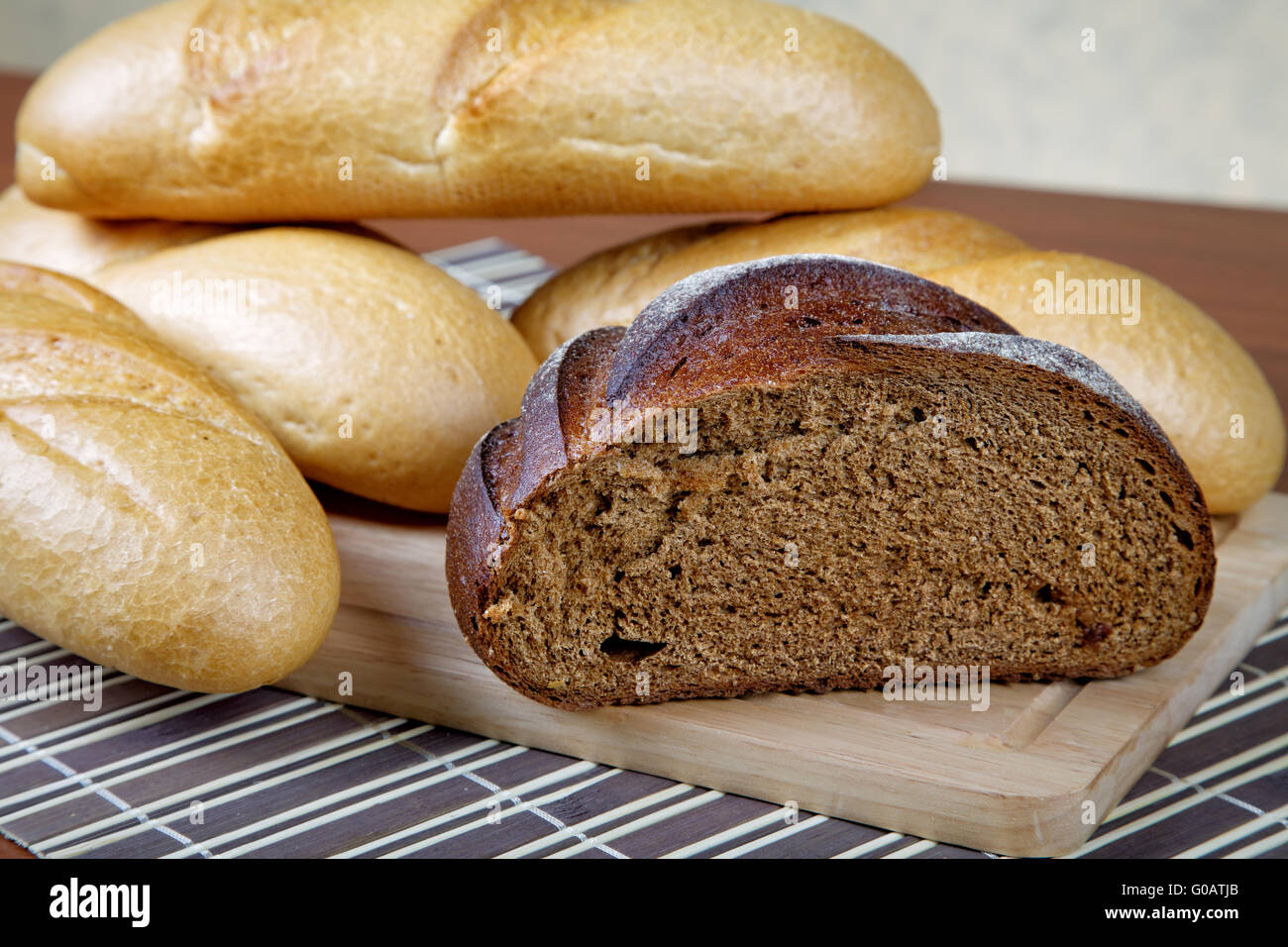Pan negro y blanco rollos en una mesa de cocina Foto de stock