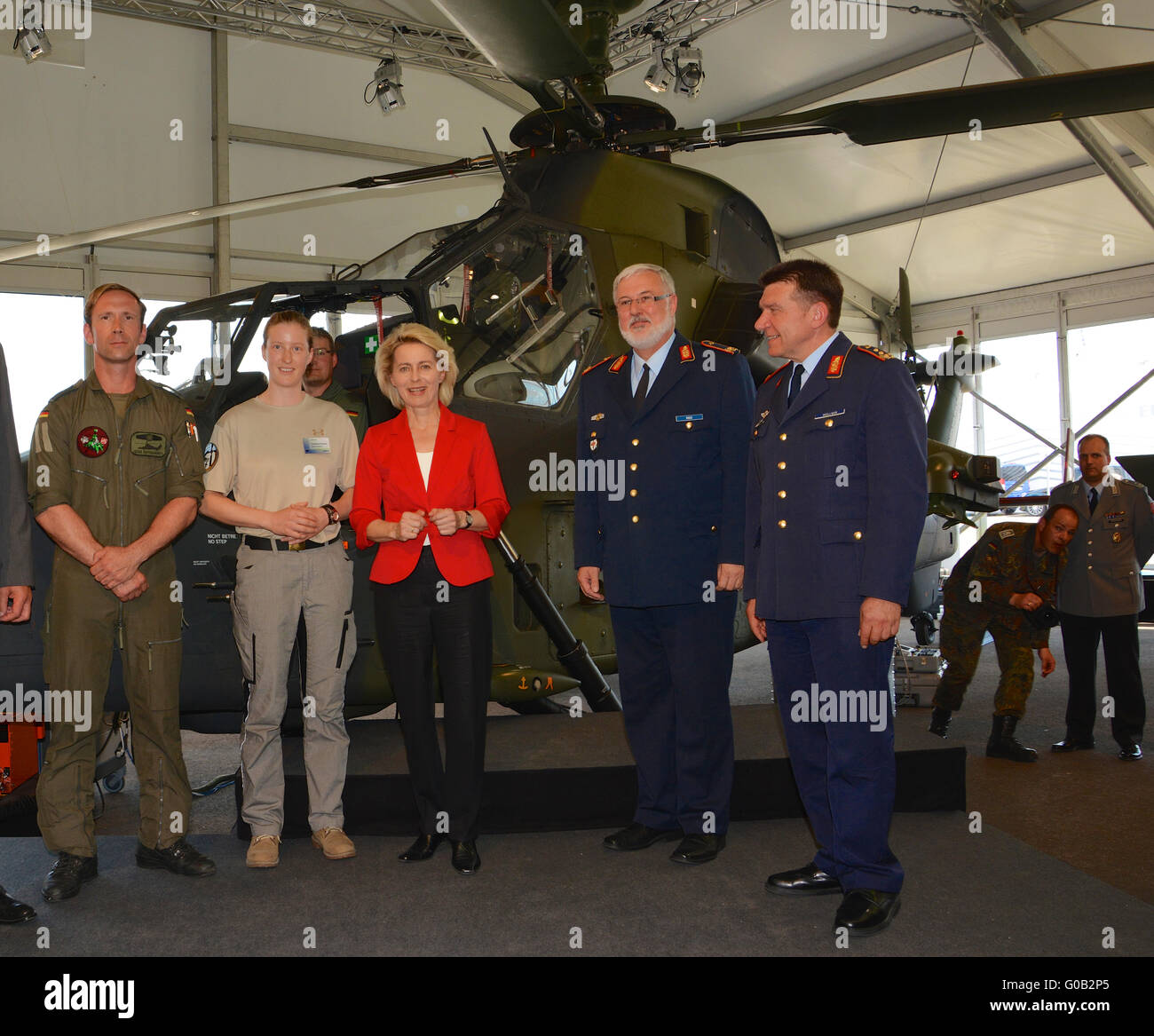 Ministro de Defensa von der Leyen con soldados Foto de stock