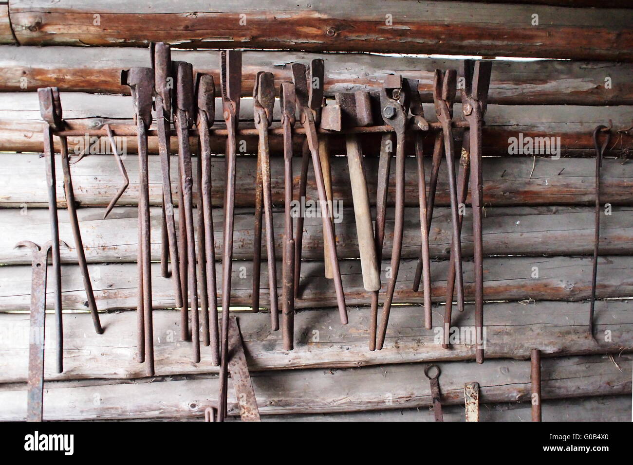 Antigua herrería forja tenazas herramientas Fotografía de stock - Alamy