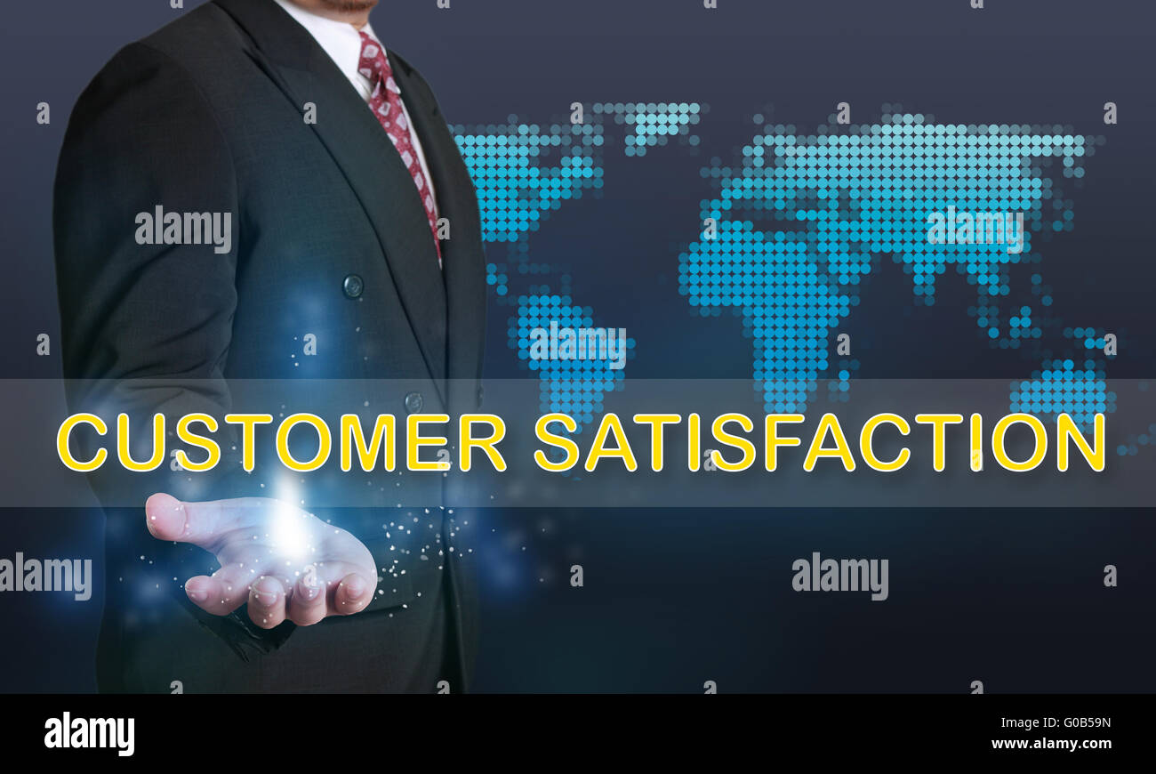 Concepto de negocio la imagen de un hombre de negocios que muestra palabras de satisfacción del cliente en su mano sobre fondo azul con puntos m mundial Foto de stock
