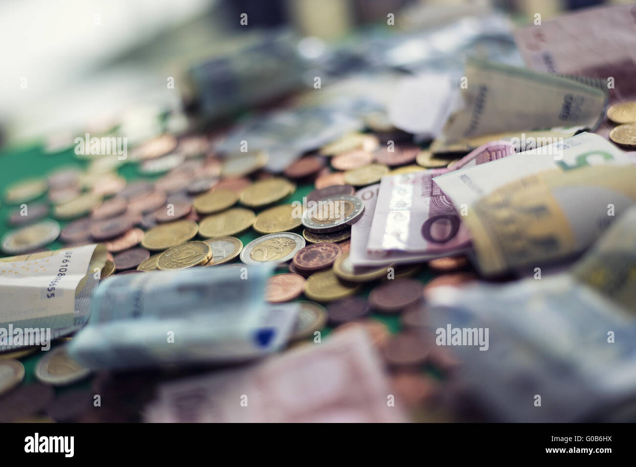 Pequeño cambio, monedas y billetes de banco son desordenados Foto de stock