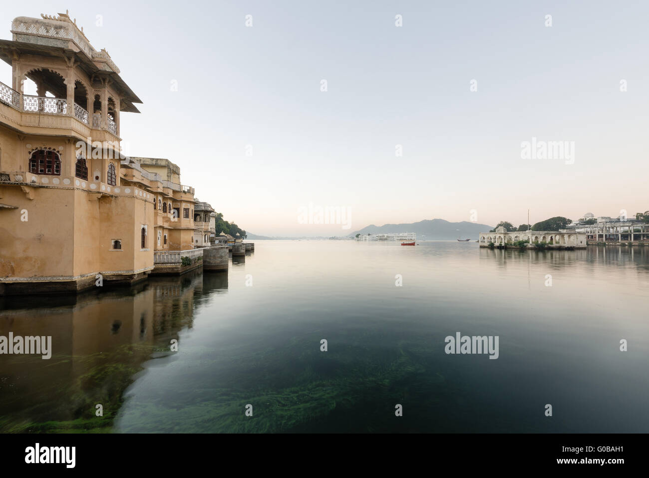 Tranquilo Lago Pichola al amanecer Foto de stock