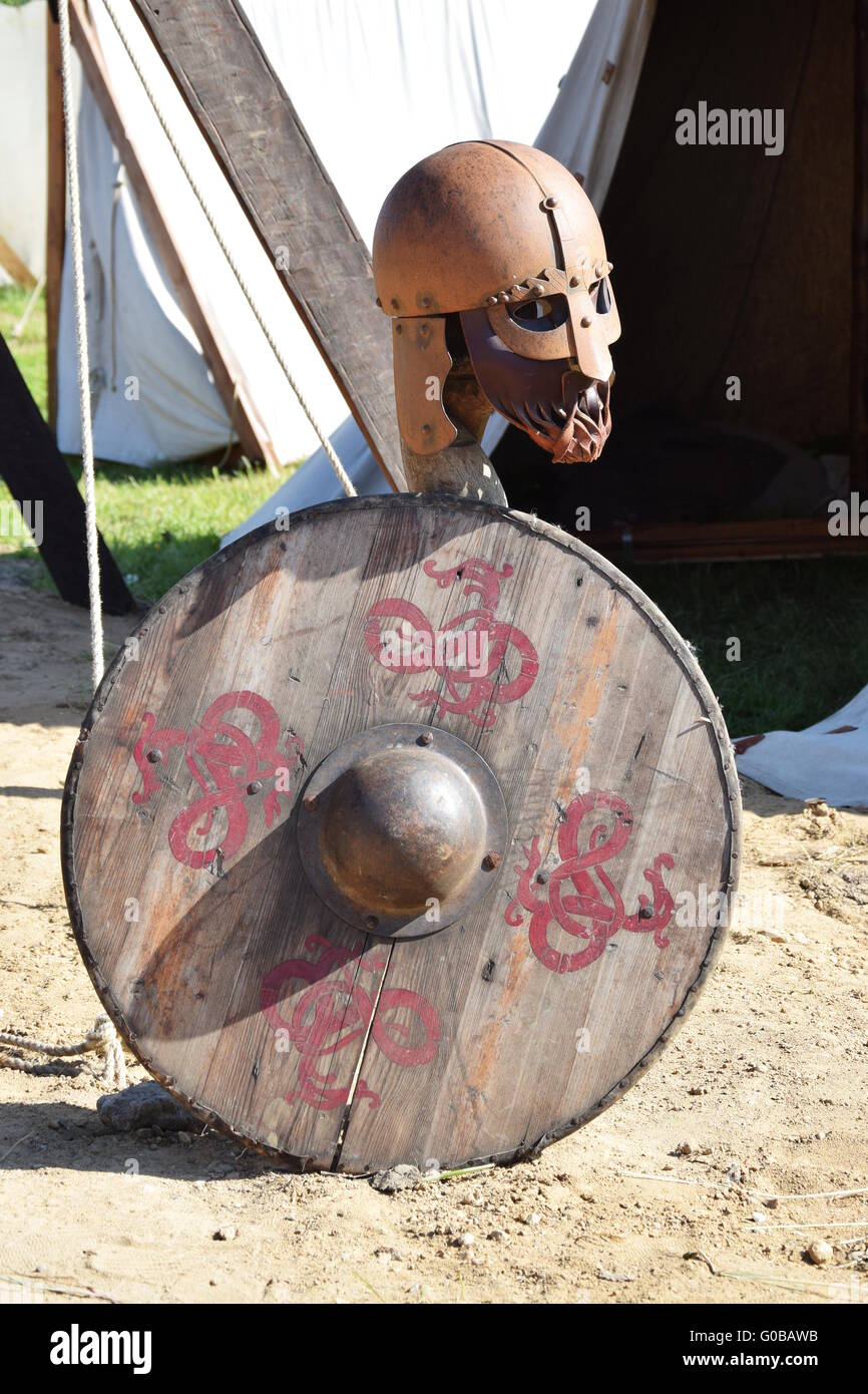 Casco Vikingo con el escudo Foto de stock