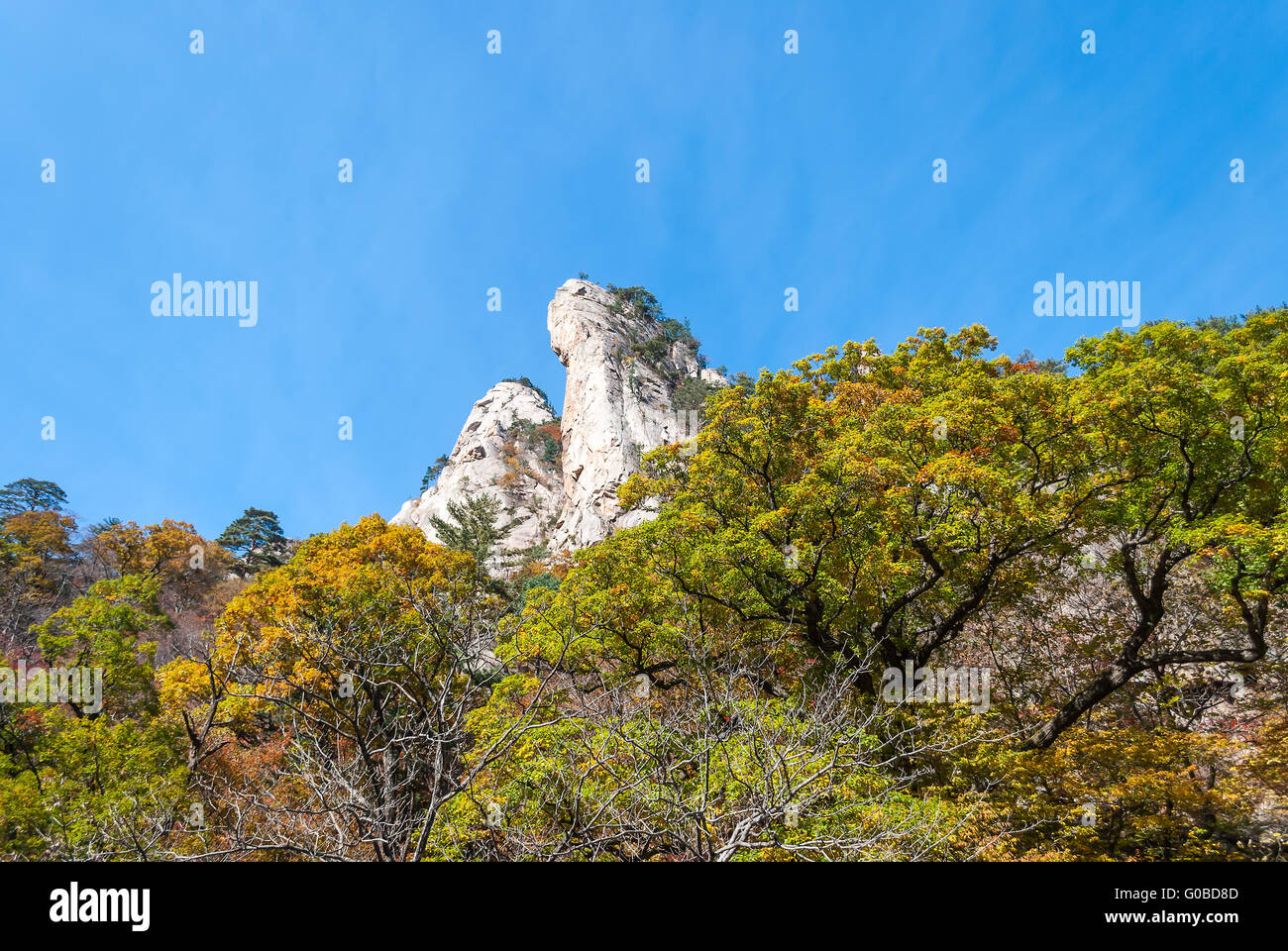 Montaña de roca con el cambio de hojas en el Parque Nacional de Seoraksan Foto de stock