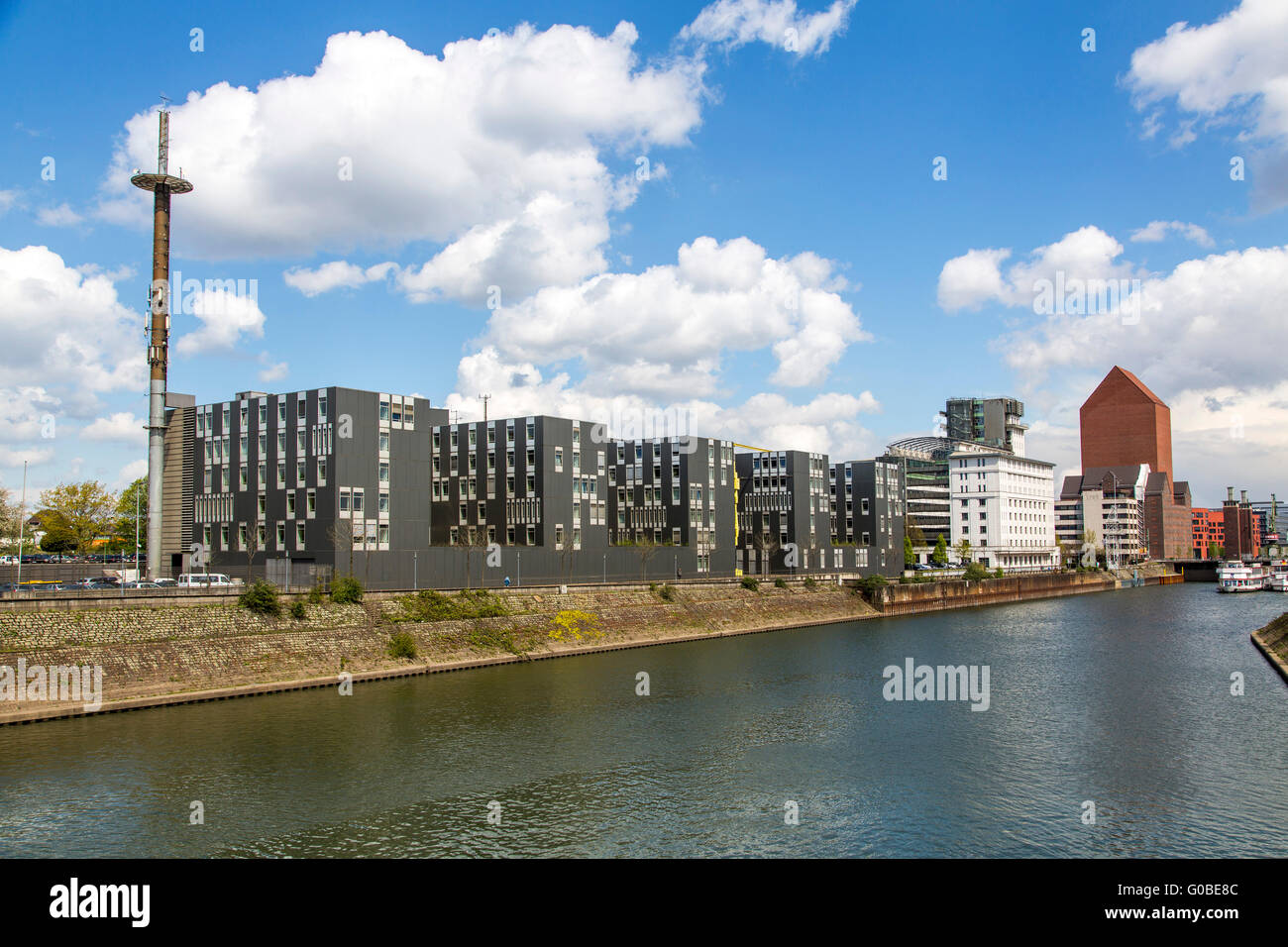 La Innenhafen Inner Harbour, Duisburg, era un puerto central al río Rin, transformado en un espacio cultural, oficina y lugar vivo, Foto de stock