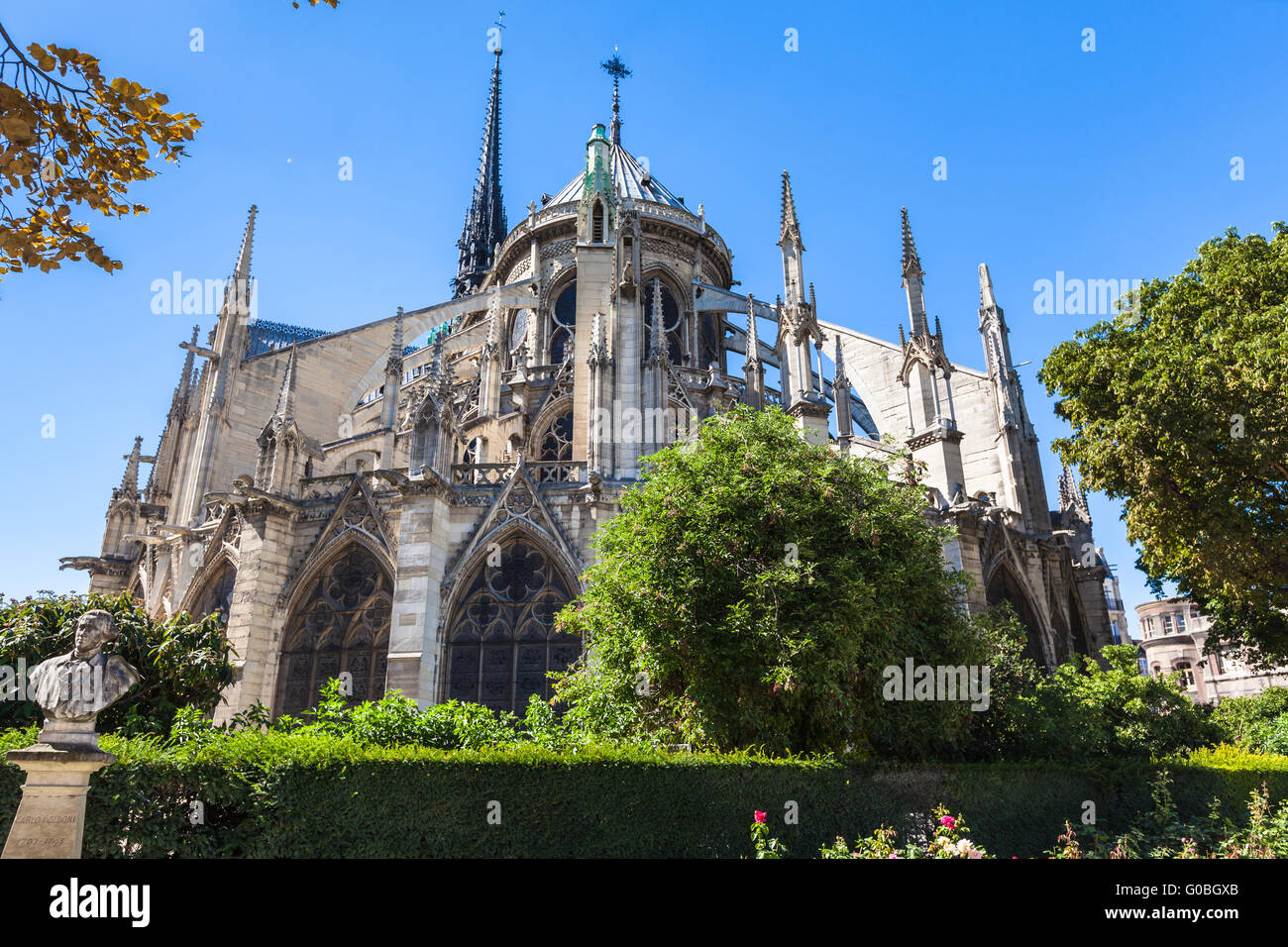 Vista posterior de la catedral de Notre Dame en París, Francia Foto de stock