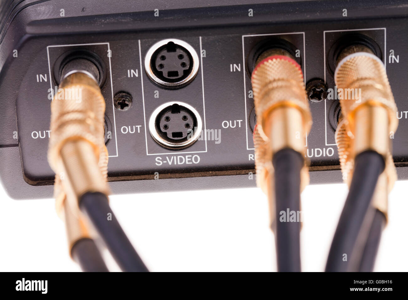 Rojo, blanco y amarillo, los cables de audio conectado en negro caja de