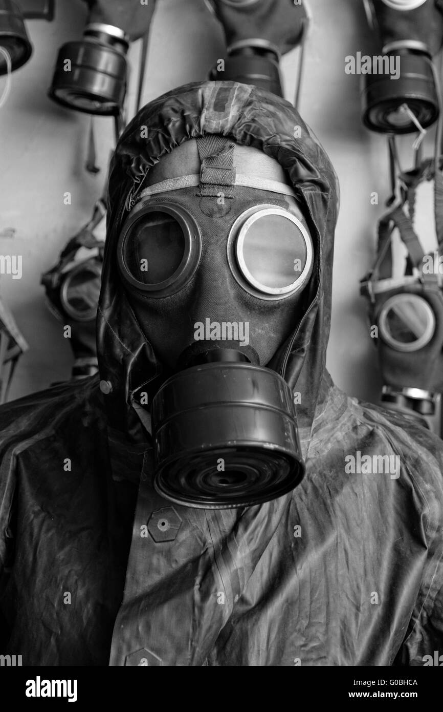 Foto de hombre en la segunda guerra mundial la ropa y máscara de gas Fotografía de stock Alamy