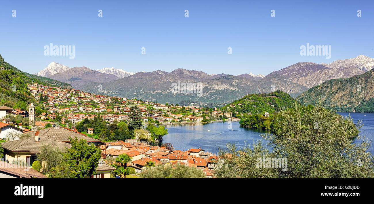 Lago di Como (Lago de Como) paisaje de alta definición con Sala Comacina y Ossuccio (vista desde el paseo de Greenway) Foto de stock