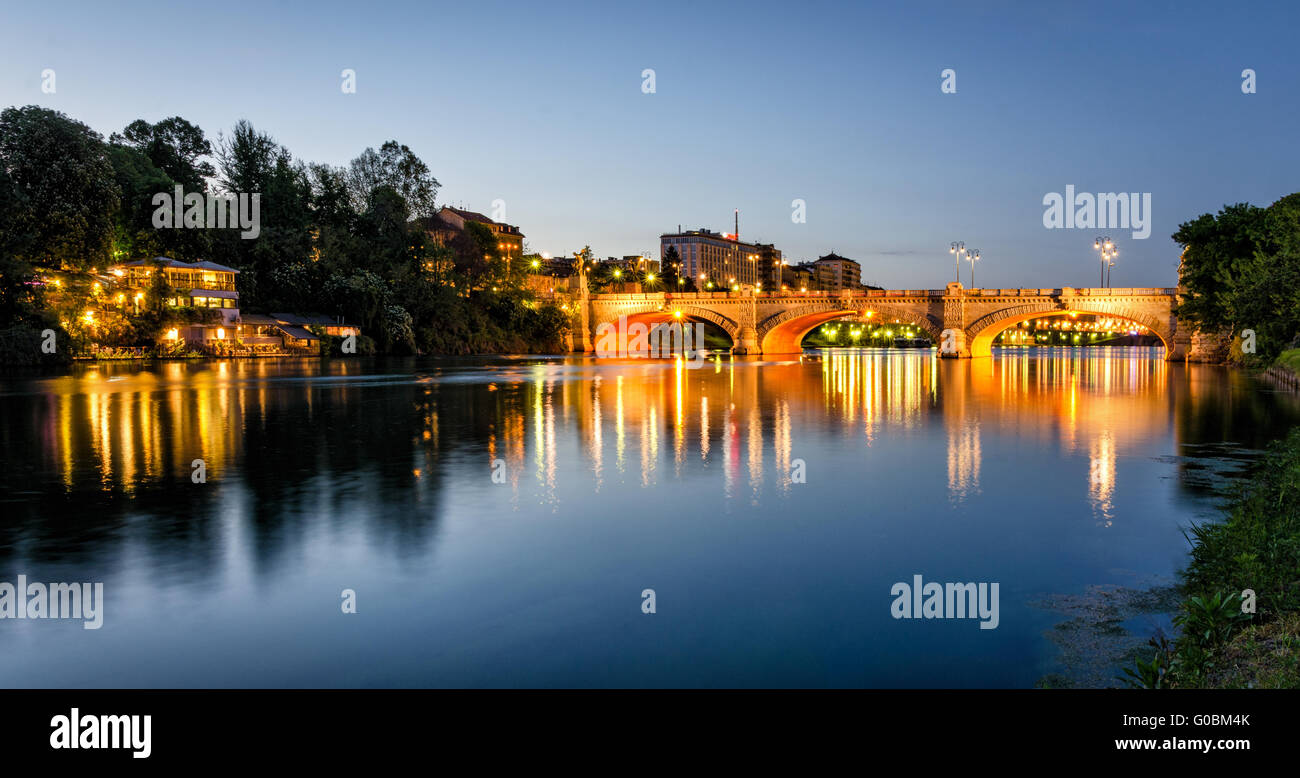 Turín (Torino) río Po y el puente Umberto I en la hora azul Foto de stock