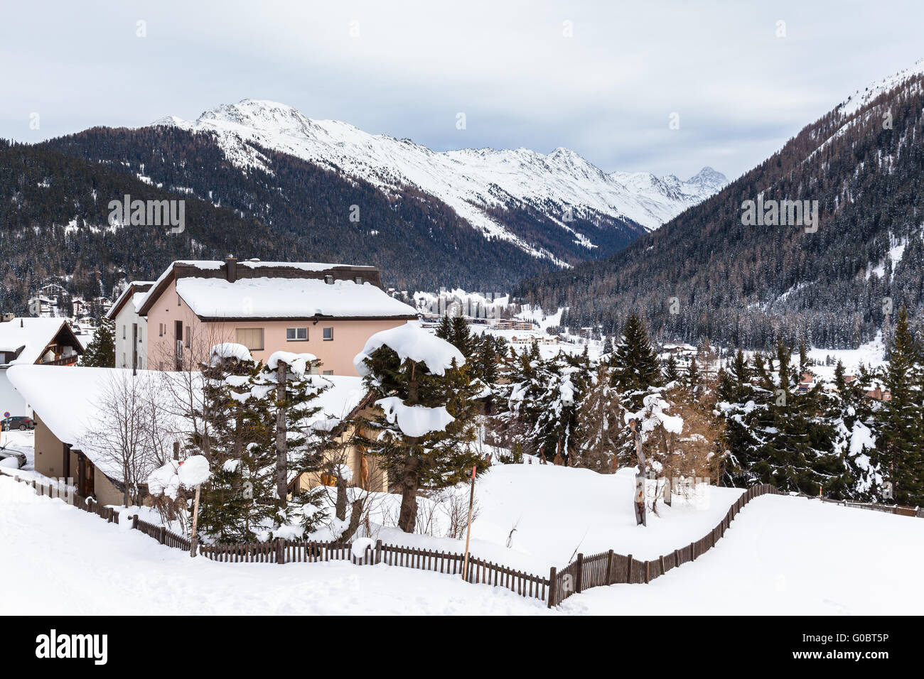 Hermosa vista de Davos en invierno con tejados cubiertos de nieve y los Alpes, en el cantón de los Grisones, Suiza. Foto de stock