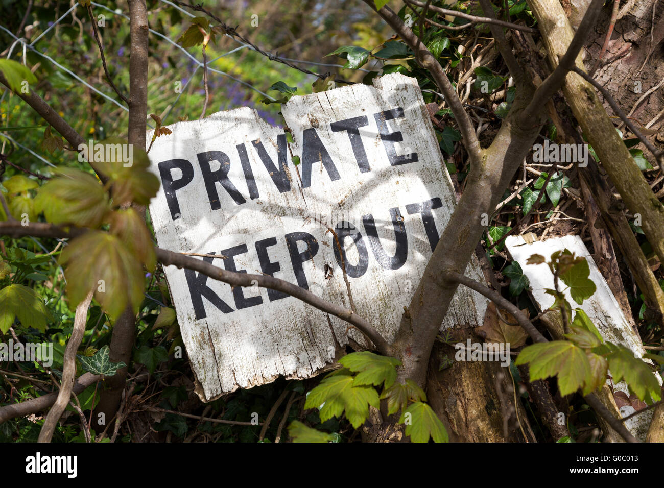 Mantener fuera un signo en tierras privadas en el Reino Unido. Foto de stock