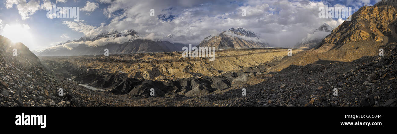 Vistas panorámicas del glaciar Engilchek en la pintoresca cordillera Tian Shan en Kirguistán Foto de stock
