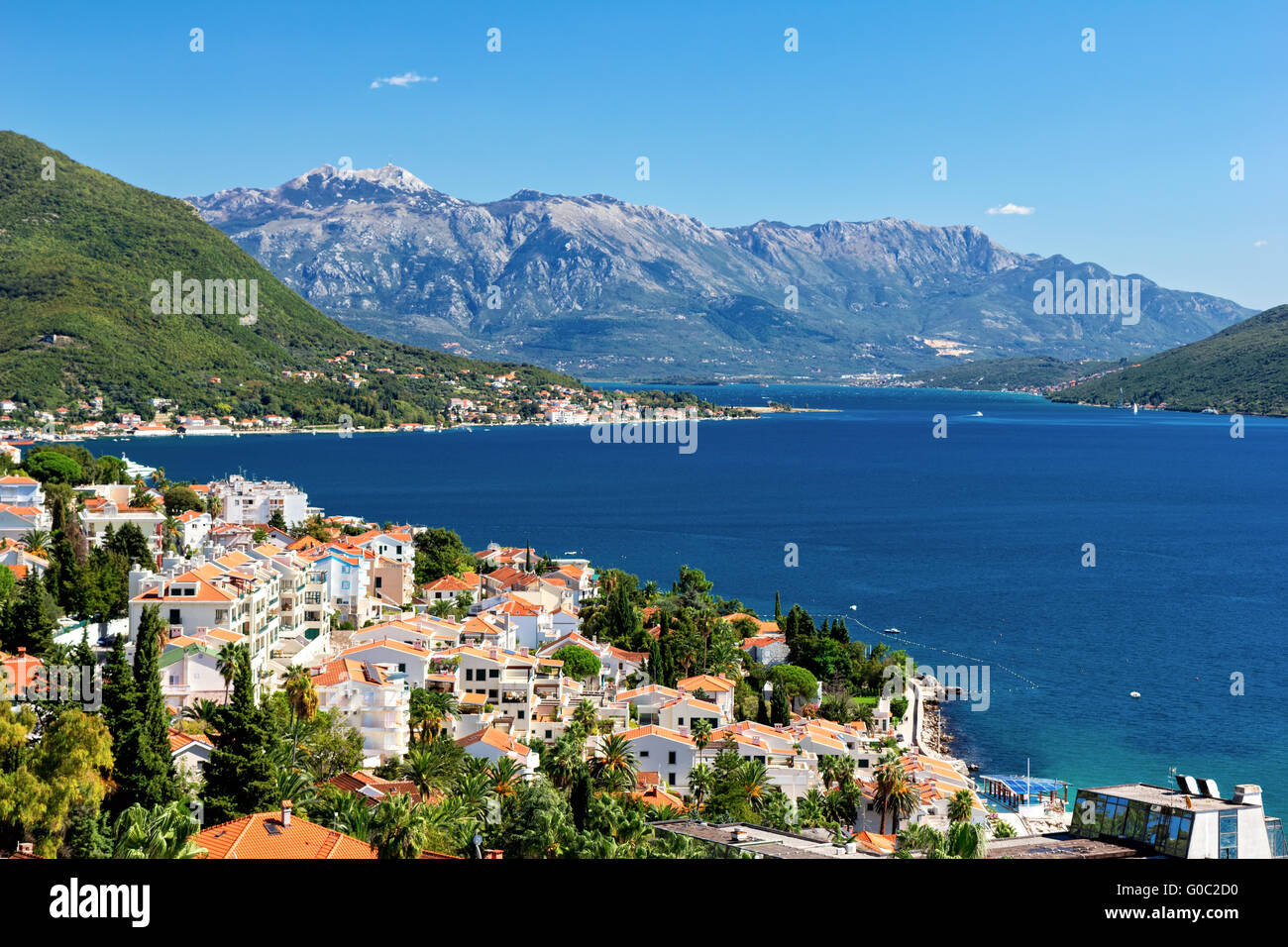 Vista de la bahía de Boka Kotorska de Herceg Novi, Montenegro Foto de stock