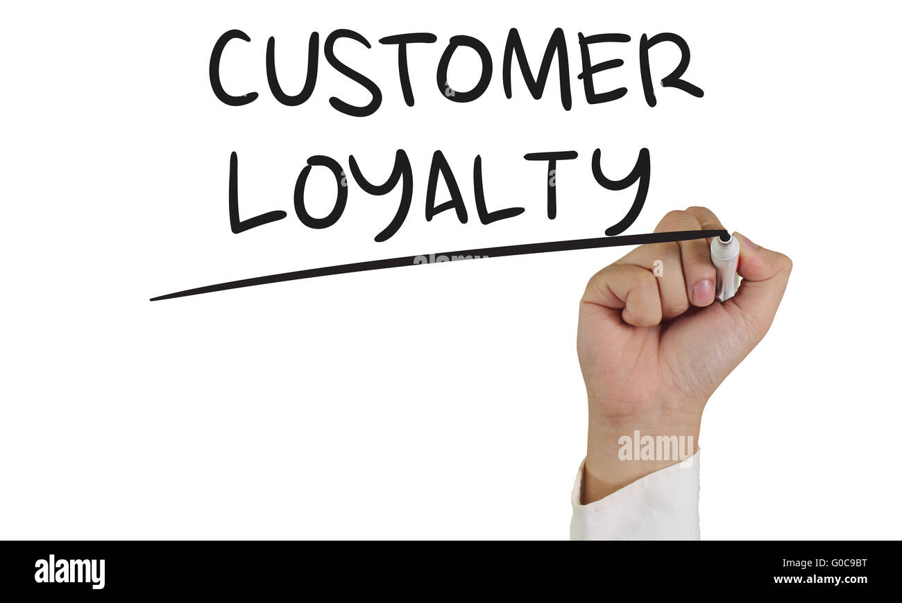 Concepto de negocio la imagen de una mano sosteniendo el marcador y escriba la lealtad del cliente aislado en blanco Foto de stock