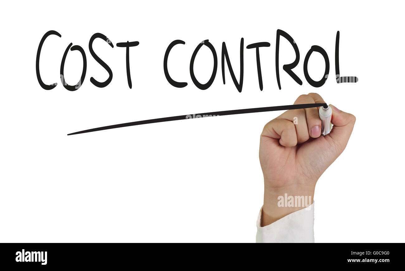 Concepto de negocio la imagen de una mano sosteniendo el marcador y escribir Control de coste aislado en blanco Foto de stock