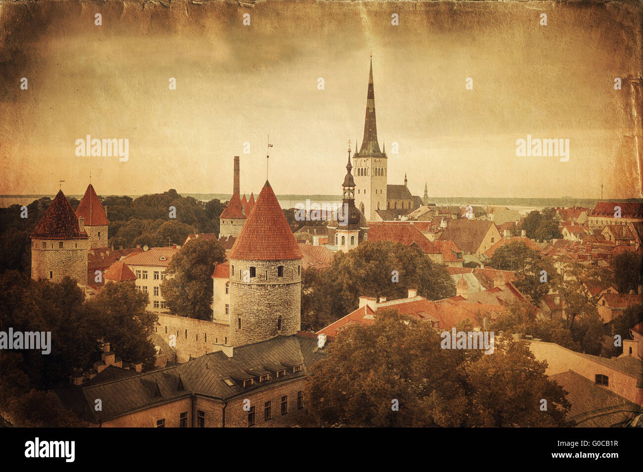 Estilo retro vistas panorámicas del centro de la ciudad vieja de Tallin. Foto de stock