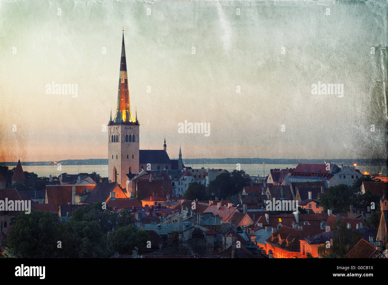 Estilo retro vistas panorámicas del centro de la ciudad vieja de Tallin. Foto de stock