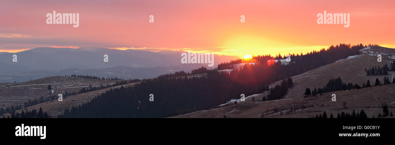 Imagen panorámica del sol naciente en las montañas de los Cárpatos. Foto de stock