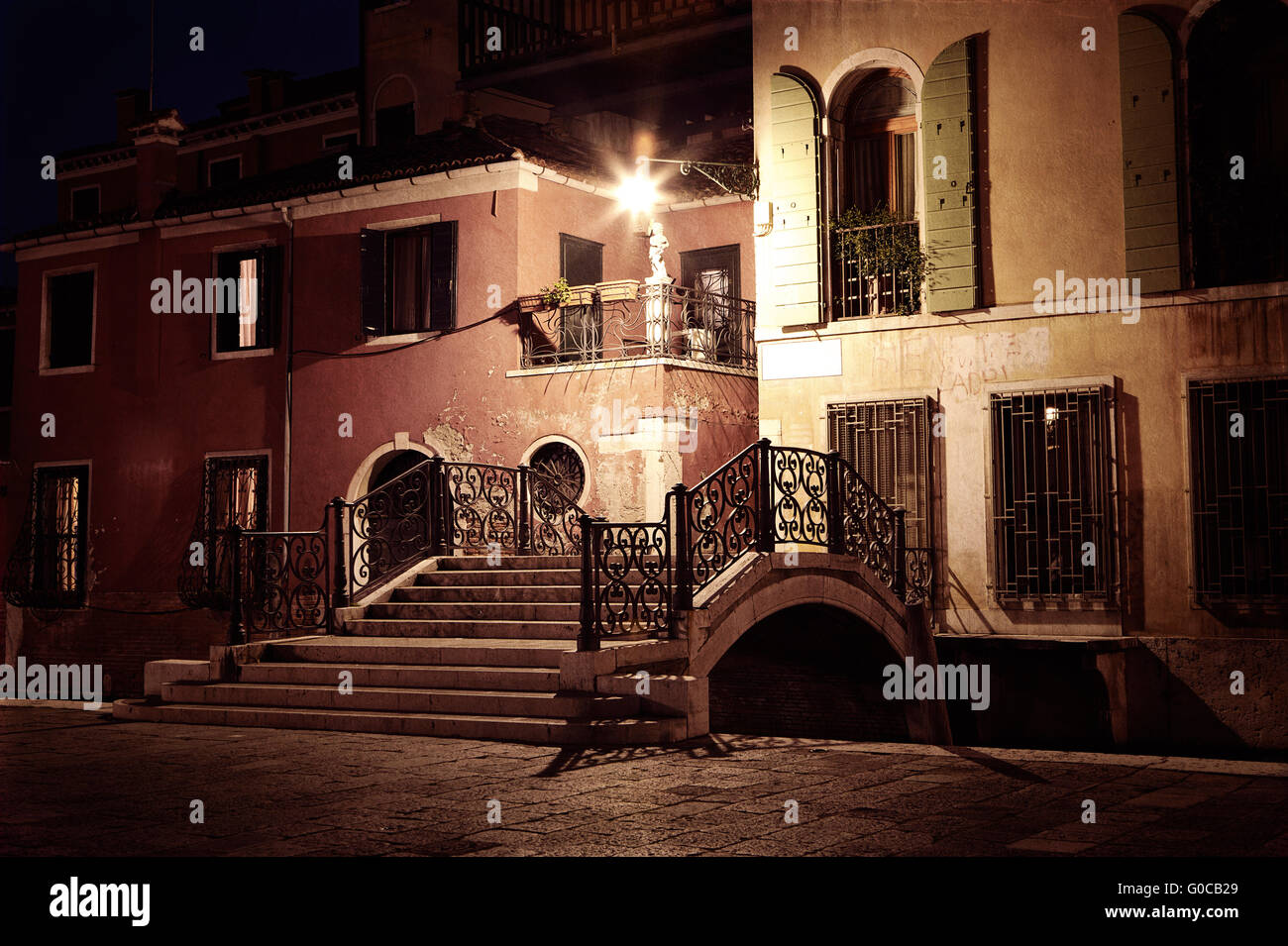 Imagen de estilo vintage de la calle por la noche de Venecia Foto de stock
