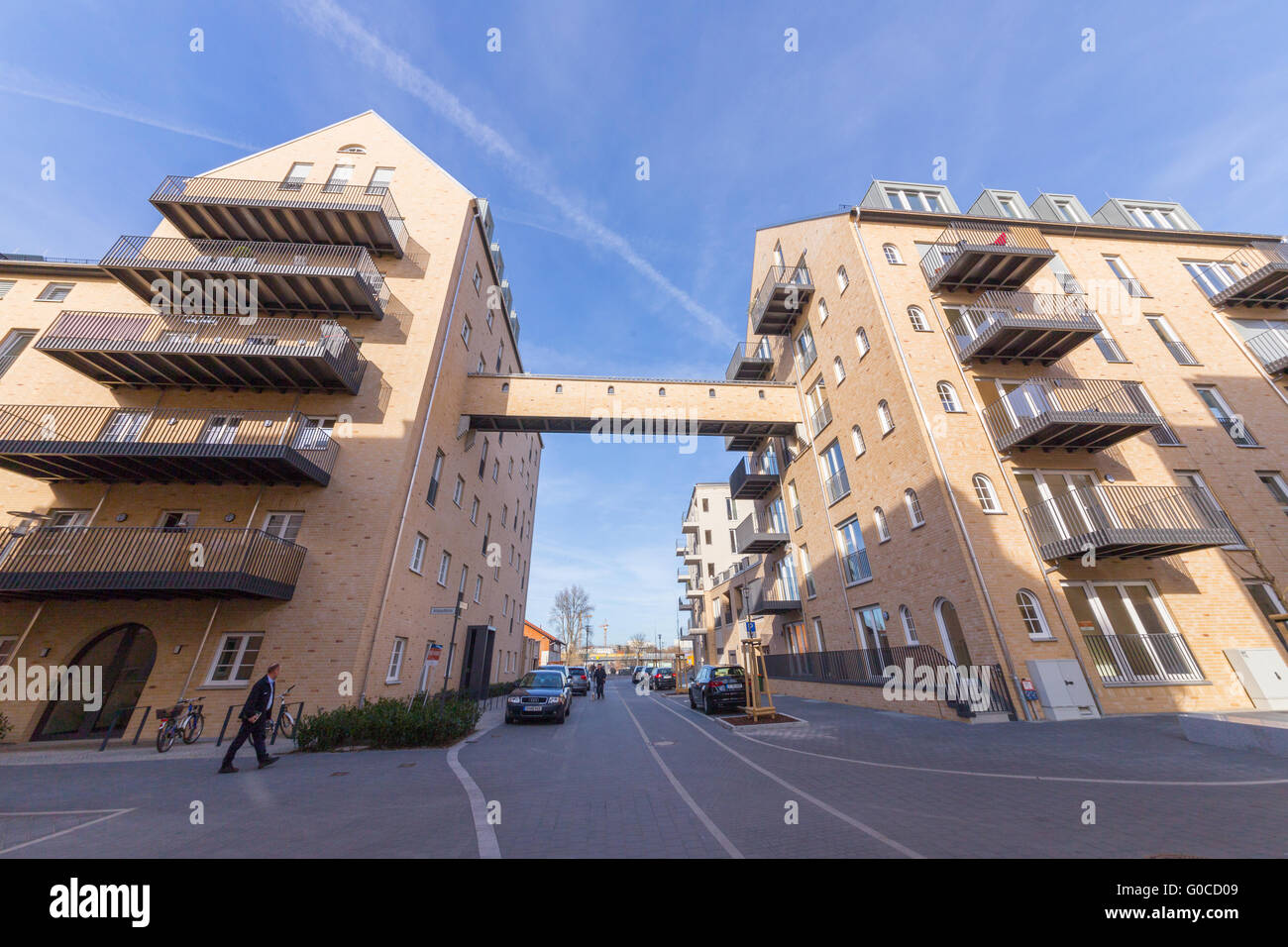 Puente entre casas Foto de stock