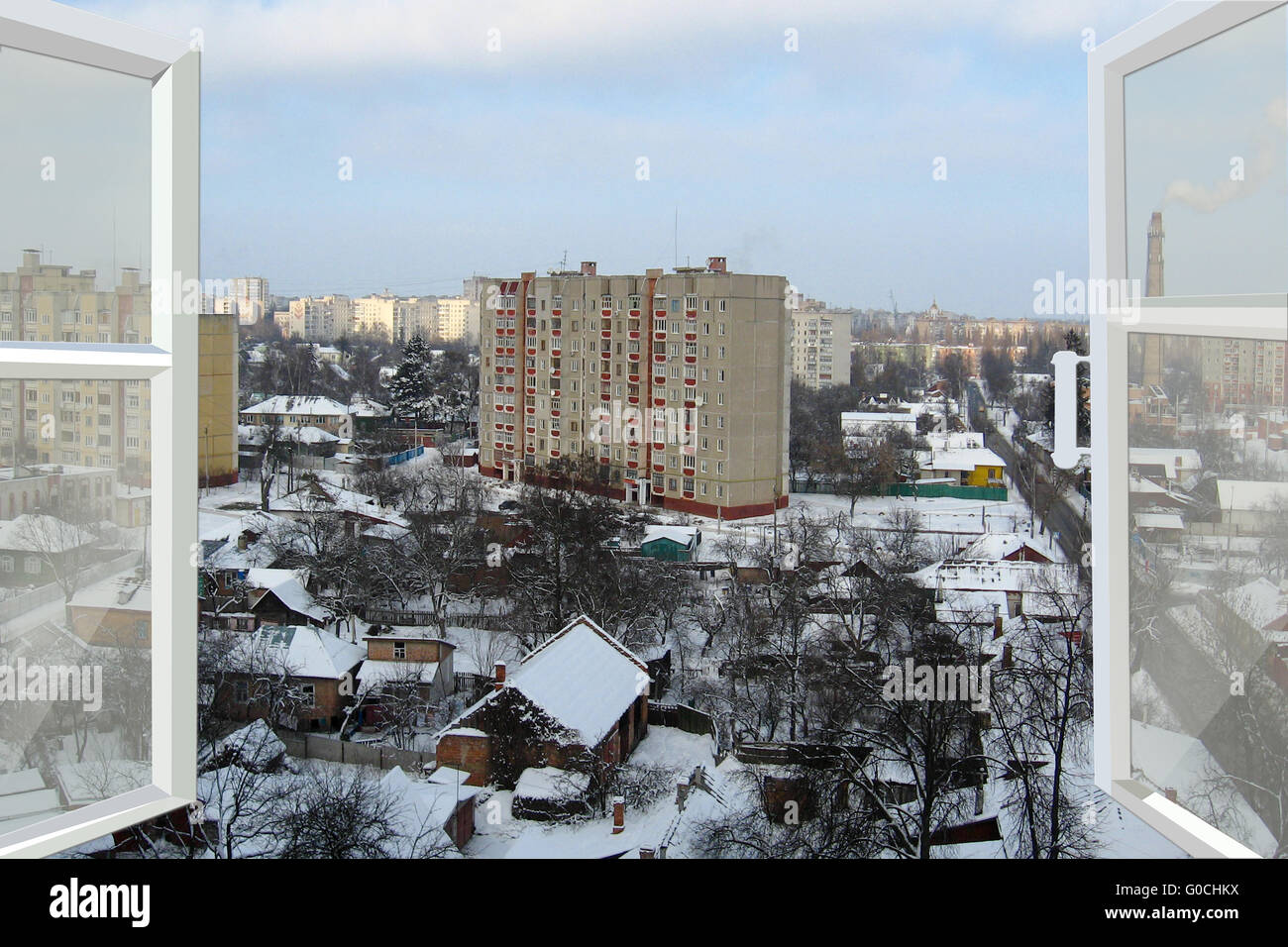 Abrir ventana con vista a la ciudad de invierno Foto de stock