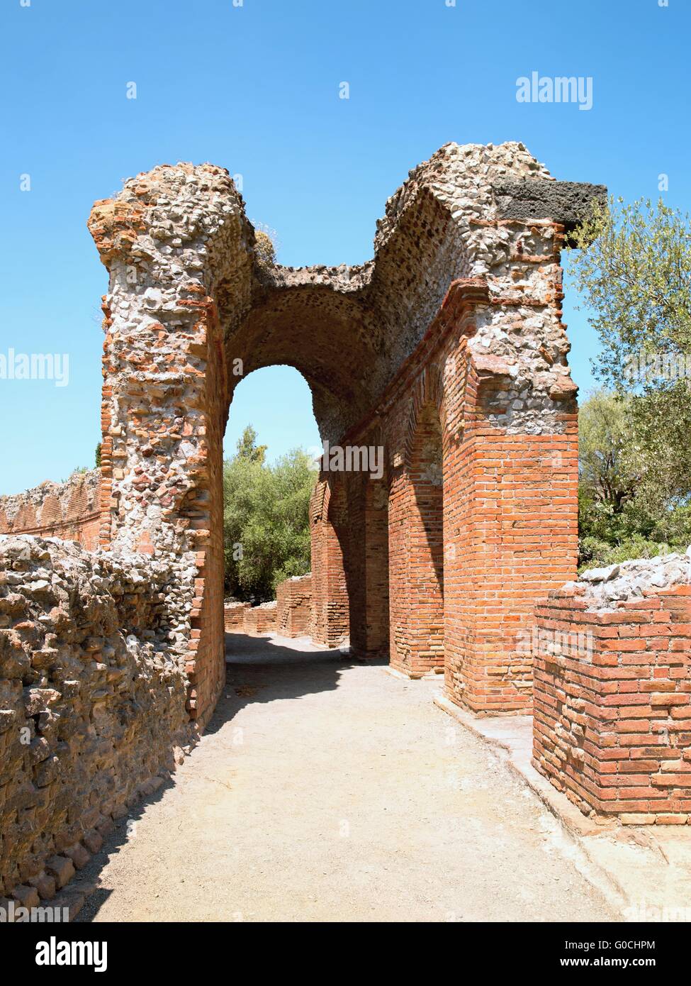 Vista de los fragmentos de los restos de un antiguo teatro griego en la isla italiana de Sicilia Foto de stock