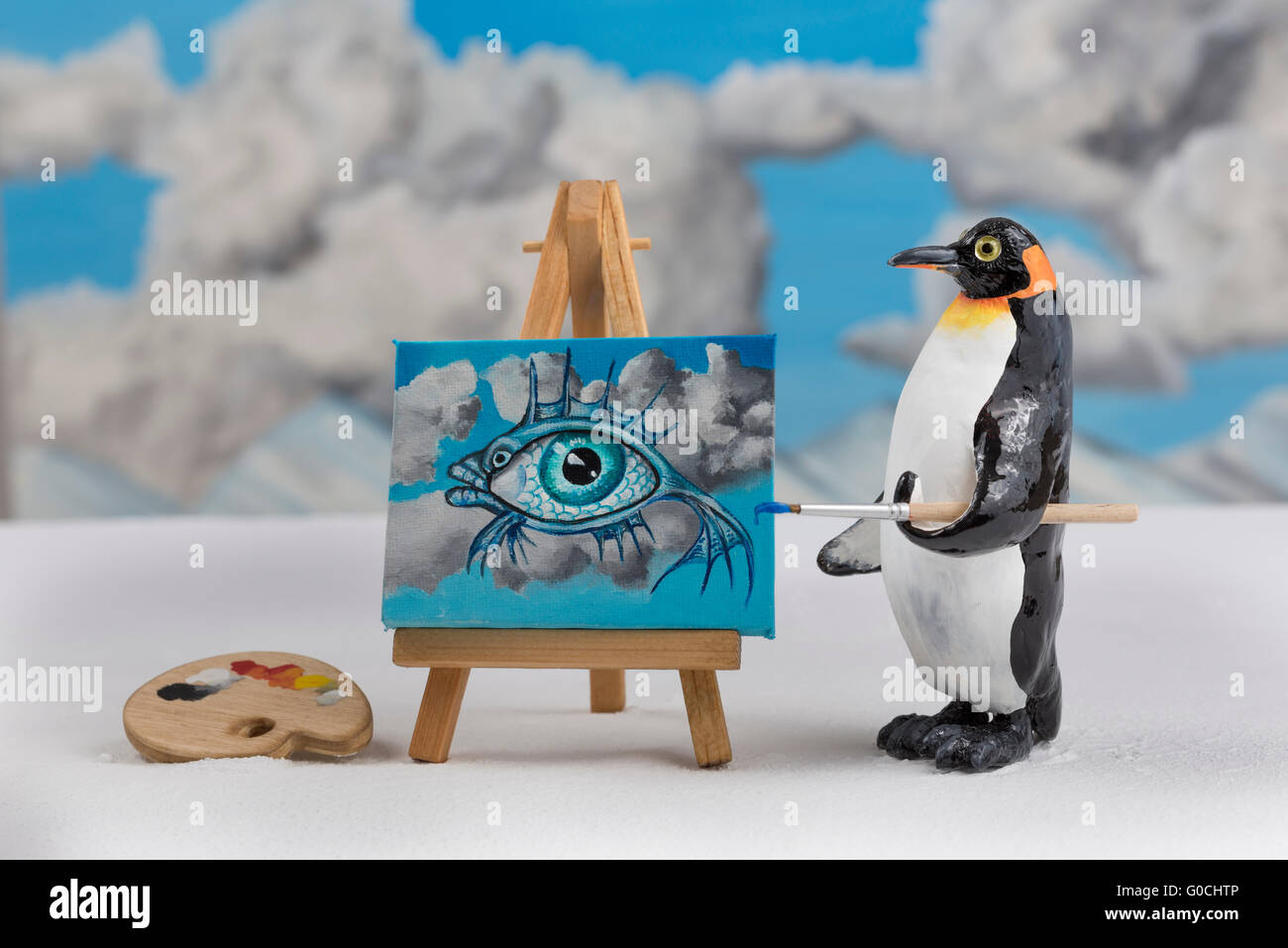 Modelo de un pingüino pintura surrealista con ojo de pescado y la escena del cielo Foto de stock