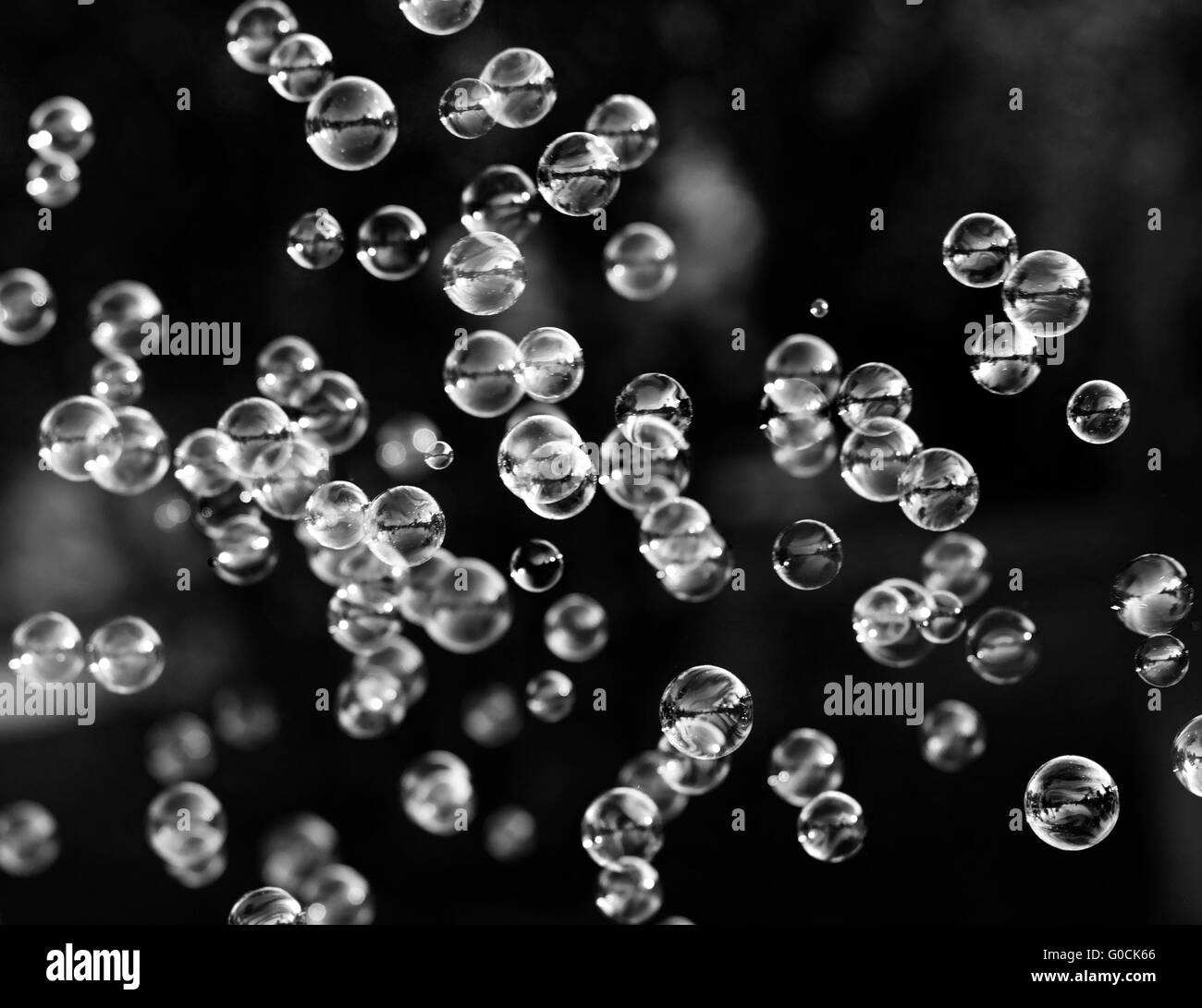 Las burbujas de plata desde la fábrica de burbujas Foto de stock