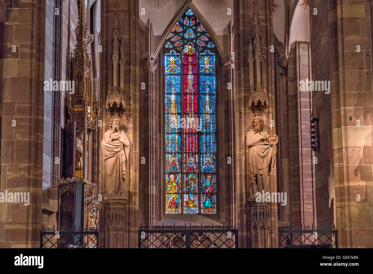 Ventana de la iglesia de la catedral de Estrasburgo, Estrasburgo, Alsacia, Francia Foto de stock