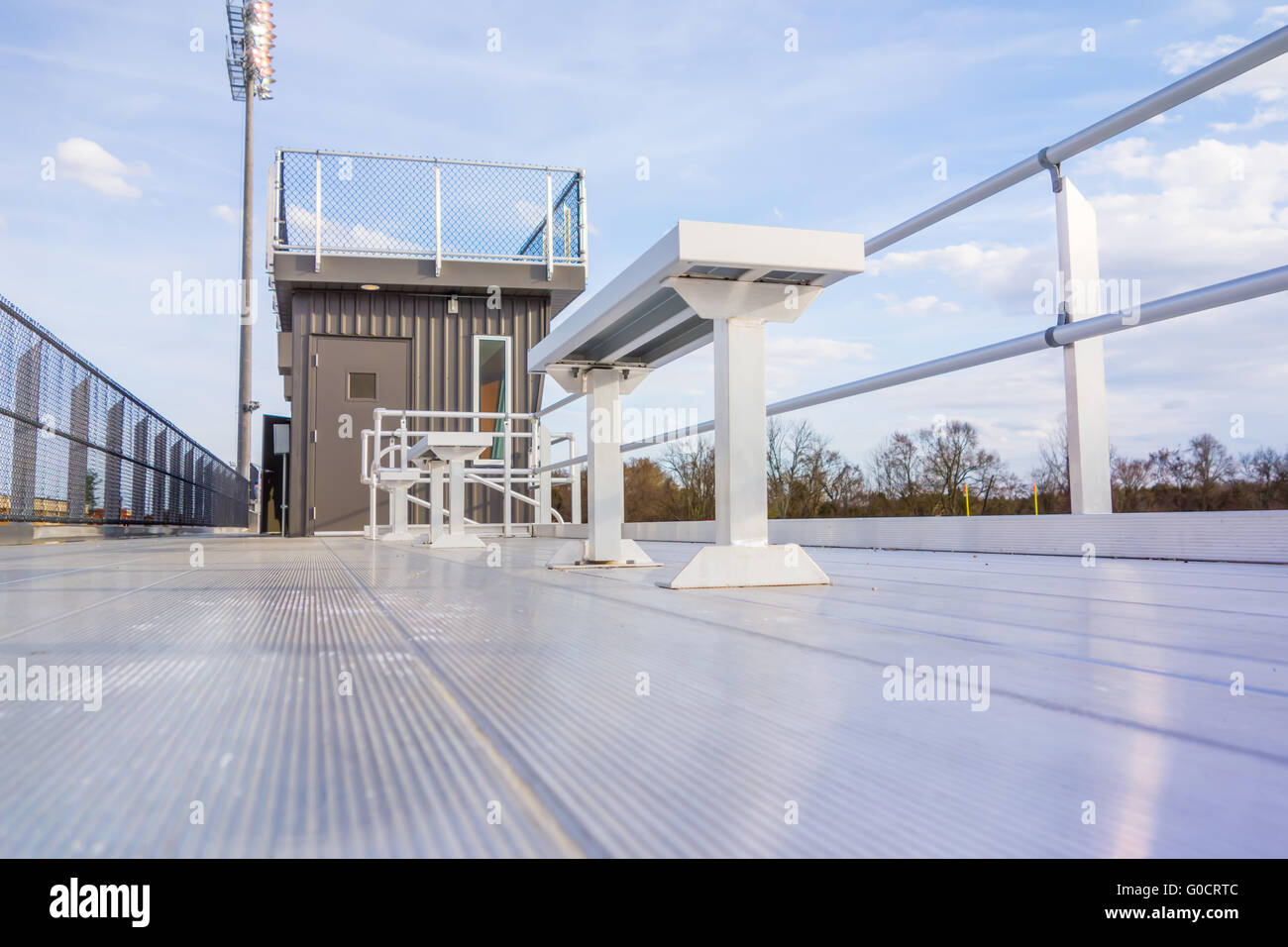 Bleacher en filas de asientos vacíos, tomada en una escuela moderna