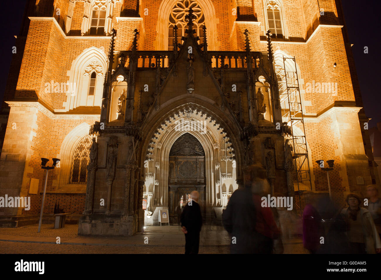 Portal de la catedral gótica de San Juan Bautista en la noche en Ostrow Tumski, Wroclaw, Polonia, hito de la ciudad se remonta a la 13a. Foto de stock