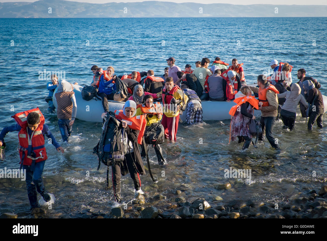 Los refugiados de Siria, Afganistán, Iraq y Somalia cruz desde Turquía a Grecia en balsas que llegan a la isla griega de Lesbos Foto de stock