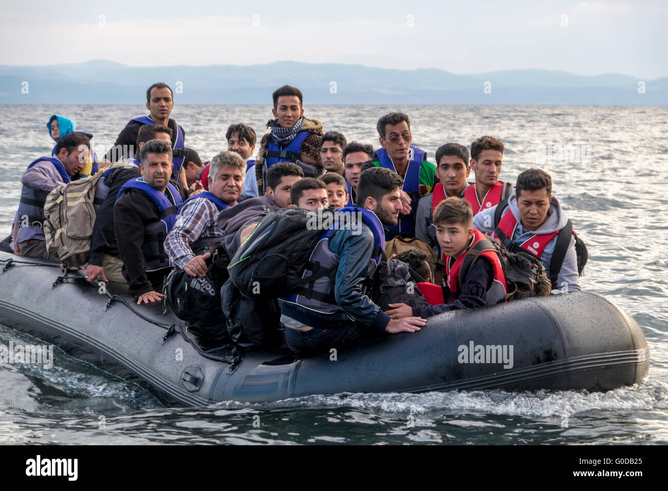 Refugiados que cruzan desde Turquía a Grecia en balsa inflable llegan a las costas del norte de Lesvos Foto de stock