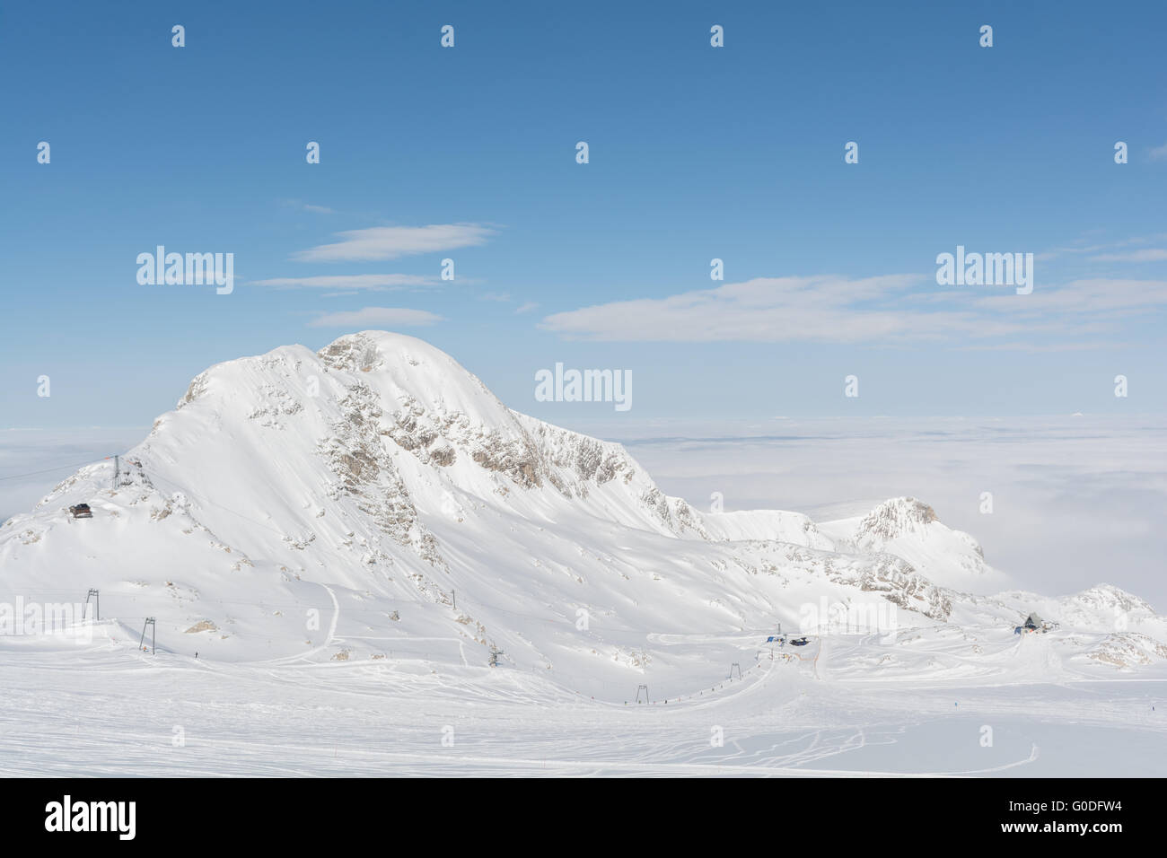 La montaña desde la zona de Dachstein brilla en sunligh Foto de stock