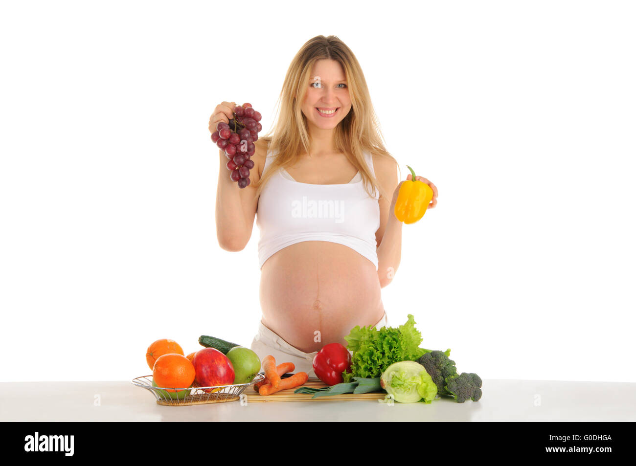 Feliz embarazada con frutas y verduras Foto de stock