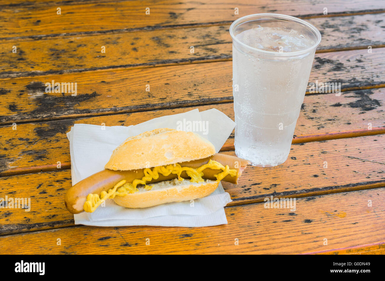 Mostaza en Salchichas, sándwiches y agua mineral. Foto de stock