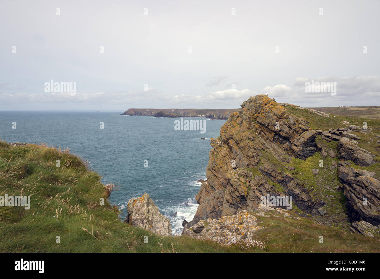 Costa rocosa en St Ives en el Mar Céltico Foto de stock