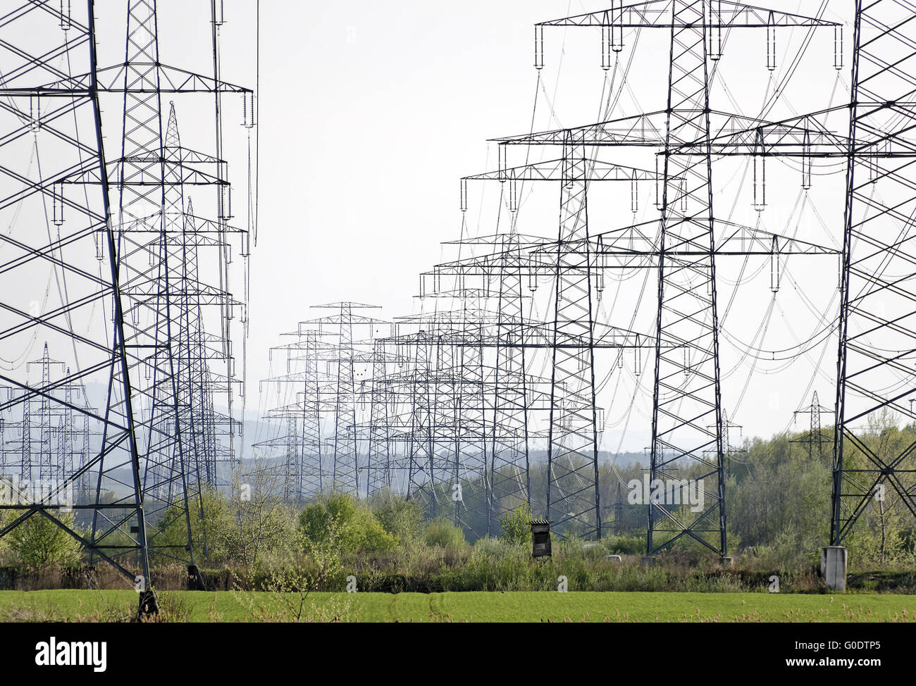 Postes de electricidad con múltiples líneas de alta tensión, Foto de stock