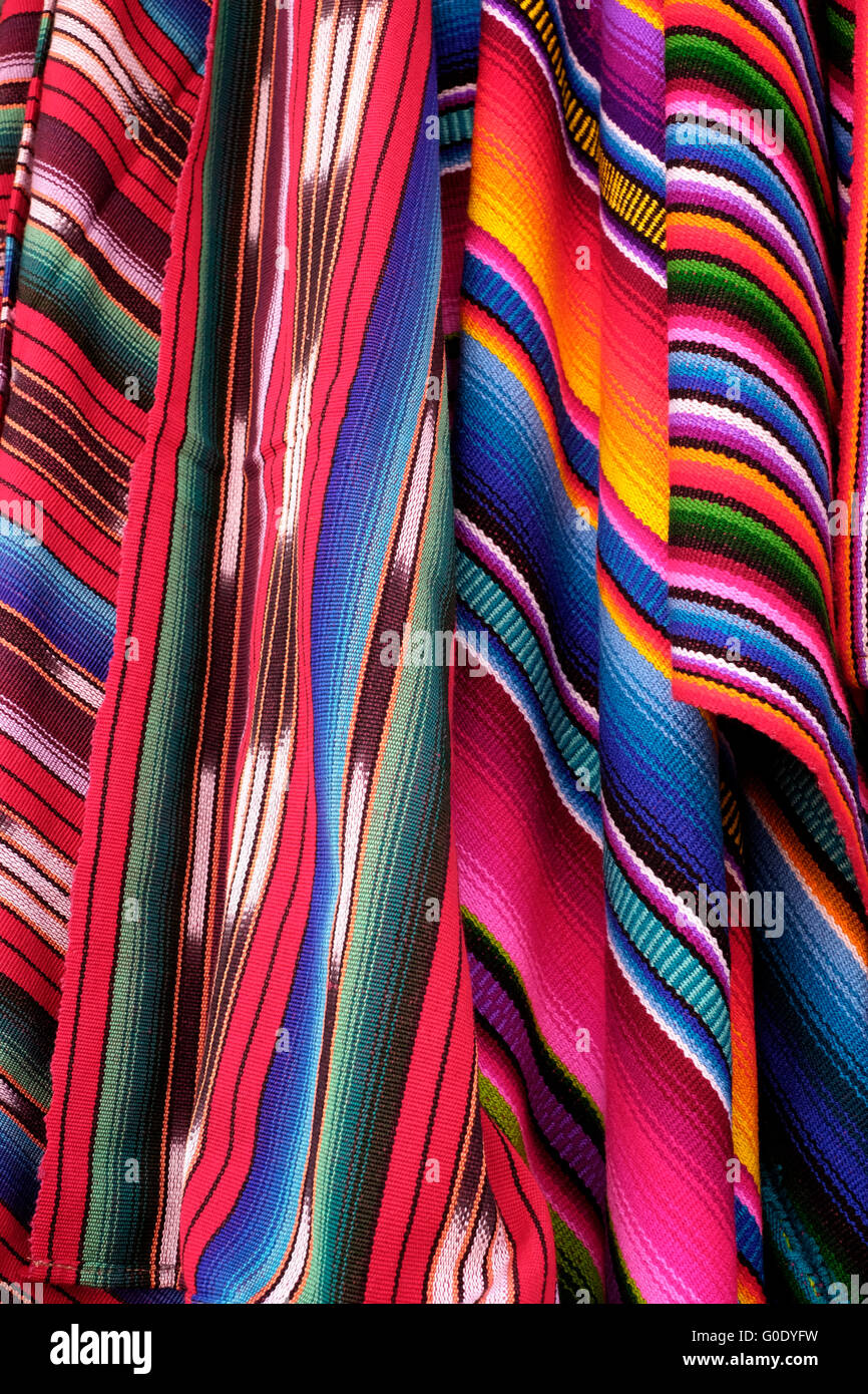 Multicolores telas tradicionales para la venta en la parte vieja de la  ciudad de Flores, ubicada en una isla en el Lago Petén Itzá en la región de  Petén en el norte