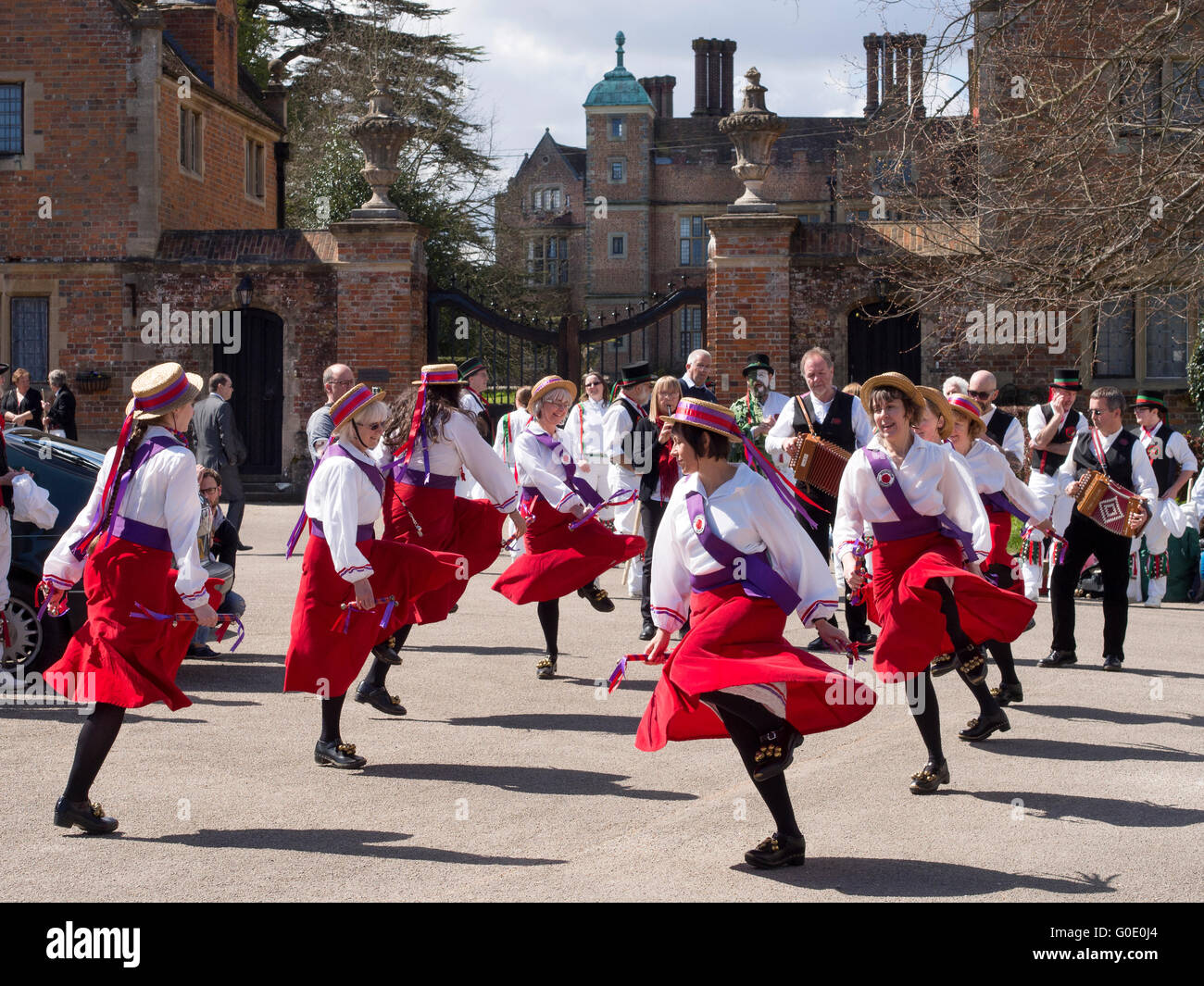 La mujer English bailarines de danza folklórica en la plaza en Chilham