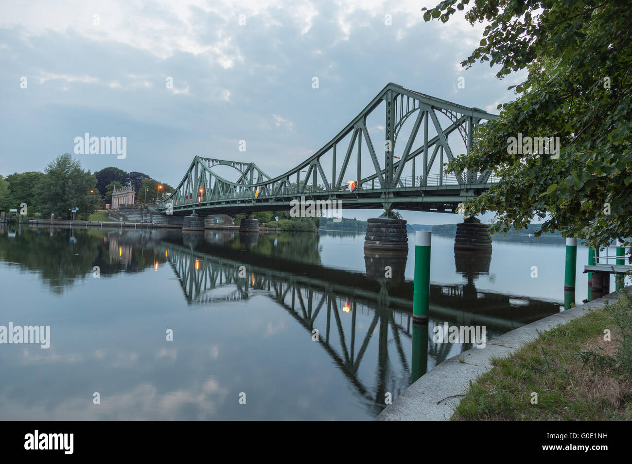 Puente de Glienicke reflejado Foto de stock