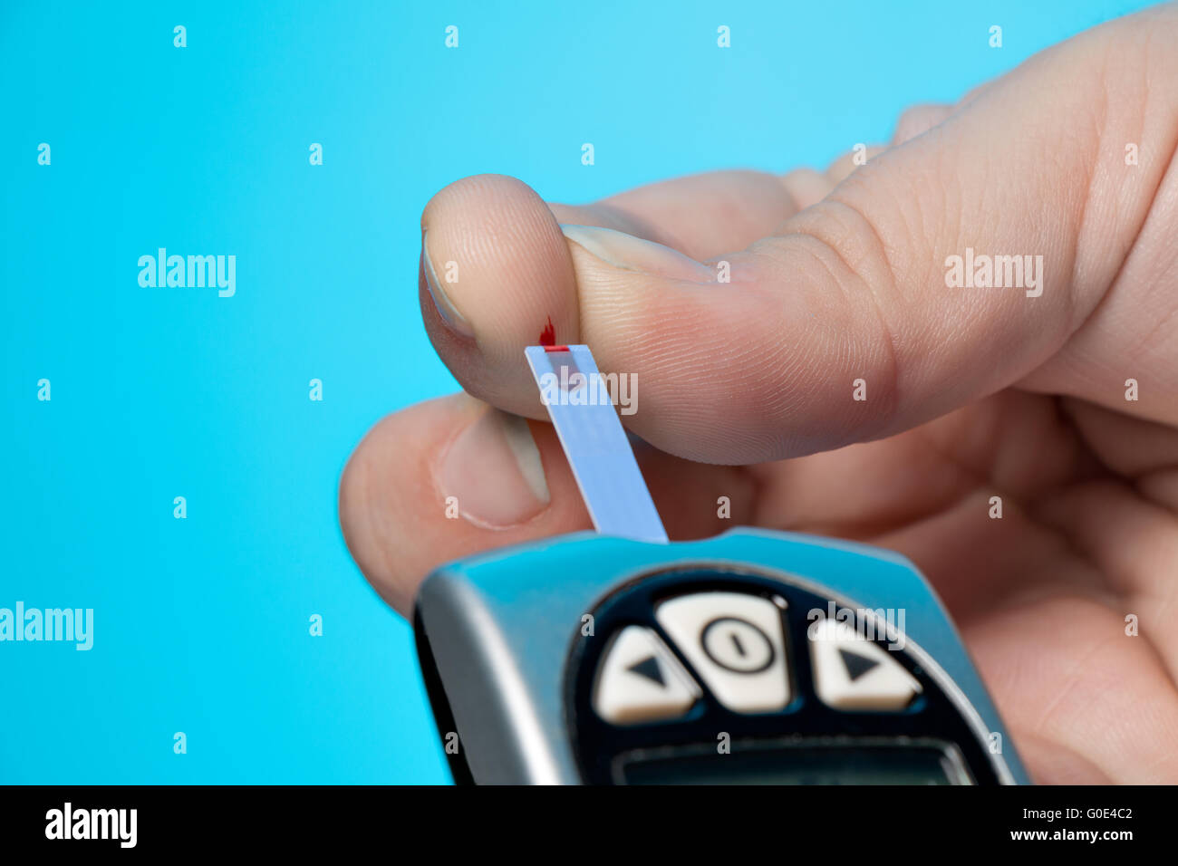 Medidor de glucosa en sangre para verificar el nivel de azúcar en la sangre  Fotografía de stock - Alamy