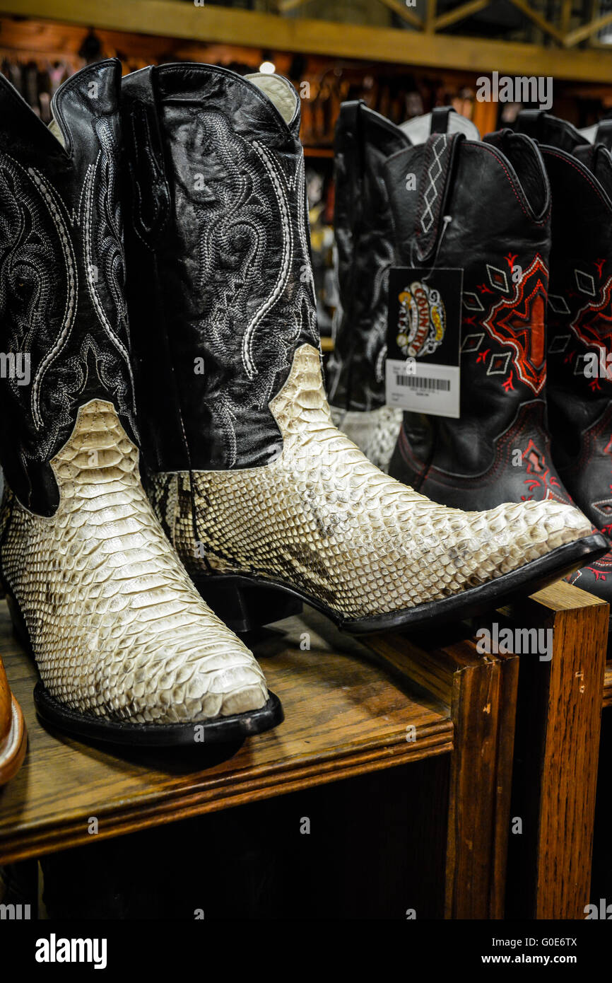 La tienda de botas de vaquero de Nashville tiene filas de botas vaqueras  exclusivos para la venta en el centro del distrito de entretenimientos en  Nashville TN Fotografía de stock - Alamy