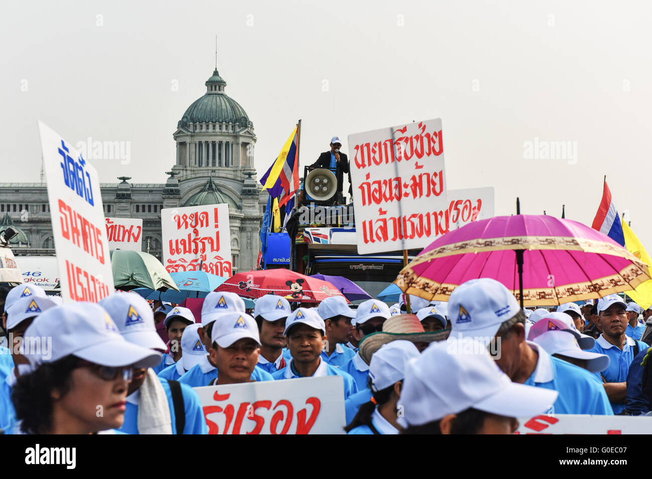 Bangkok, Tailandia. El 1 de mayo de 2016. Los representantes de Tailandia, la empresa estatal los trabajadores piden la creación de un banco de trabajadores y la reducción de la interferencia del gobierno en las empresas de propiedad estatal en la Plaza del Palacio Dusit en Bangkok, Tailandia, el 1 de mayo de 2016. Los trabajadores de Tailandia formuló peticiones a través de salarios y prestaciones durante dos rallyes celebrada el domingo en Bangkok por el Ministerio de Trabajo de Tailandia y los grupos de trabajo independientes, respectivamente. © Li Mangmang/Xinhua/Alamy Live News Foto de stock