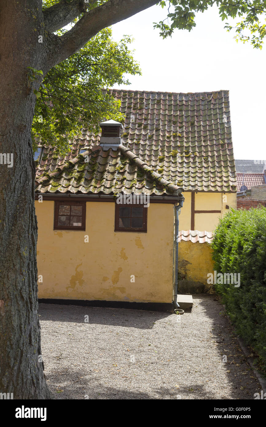 Casa con dos ventanas Foto de stock