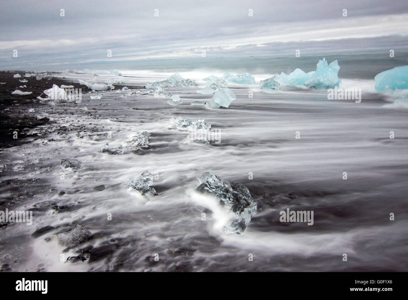 Bloques de hielo en una playa visto en el sur de Islandia Foto de stock