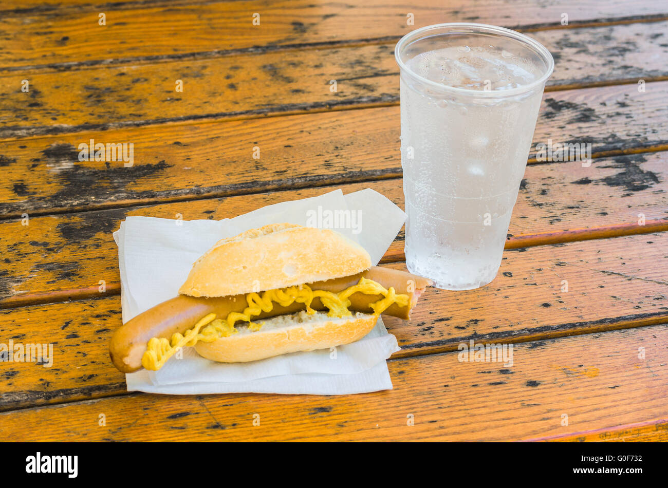 Mostaza en Salchichas, sándwiches y agua mineral. Foto de stock