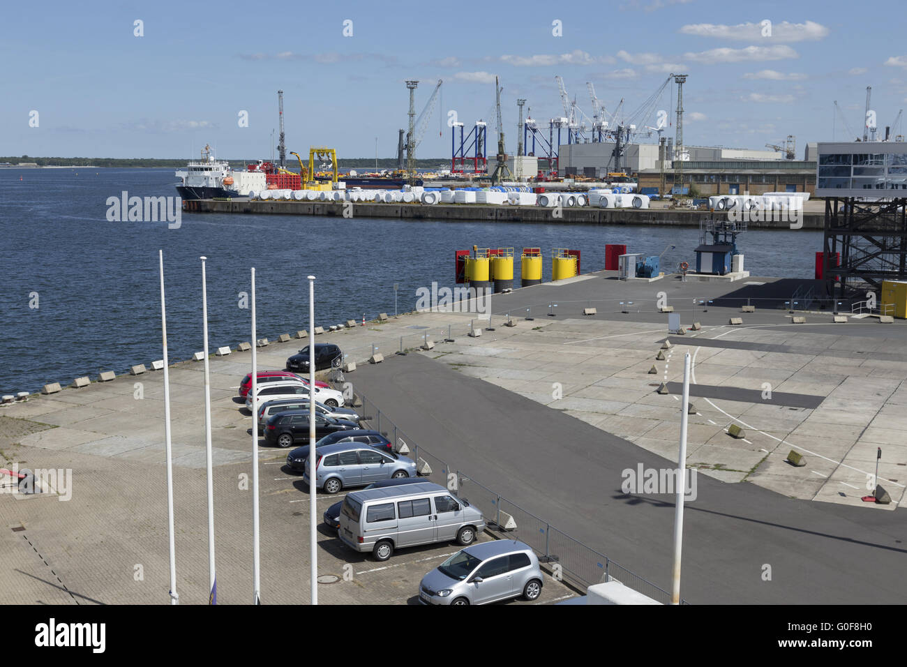 Puerto industrial y zona de aparcamiento Foto de stock