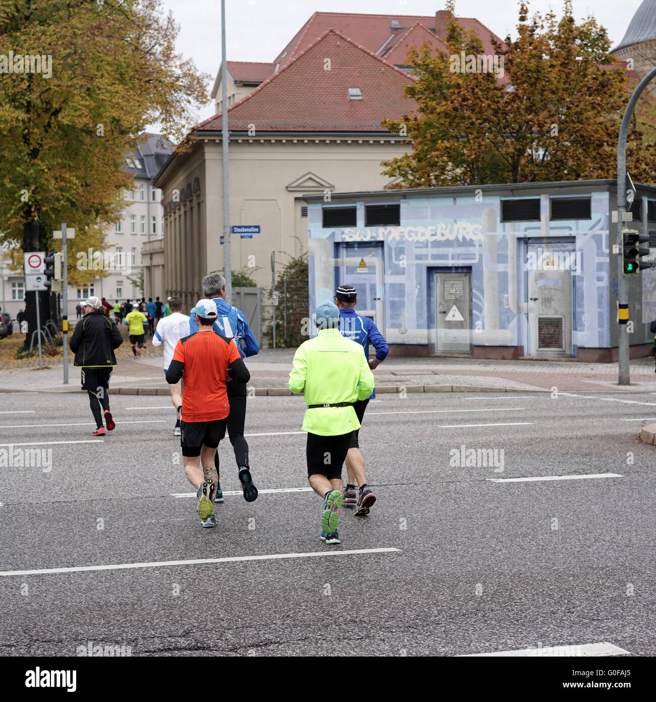 Los atletas en la 12ª Maratón de Magdeburg Foto de stock